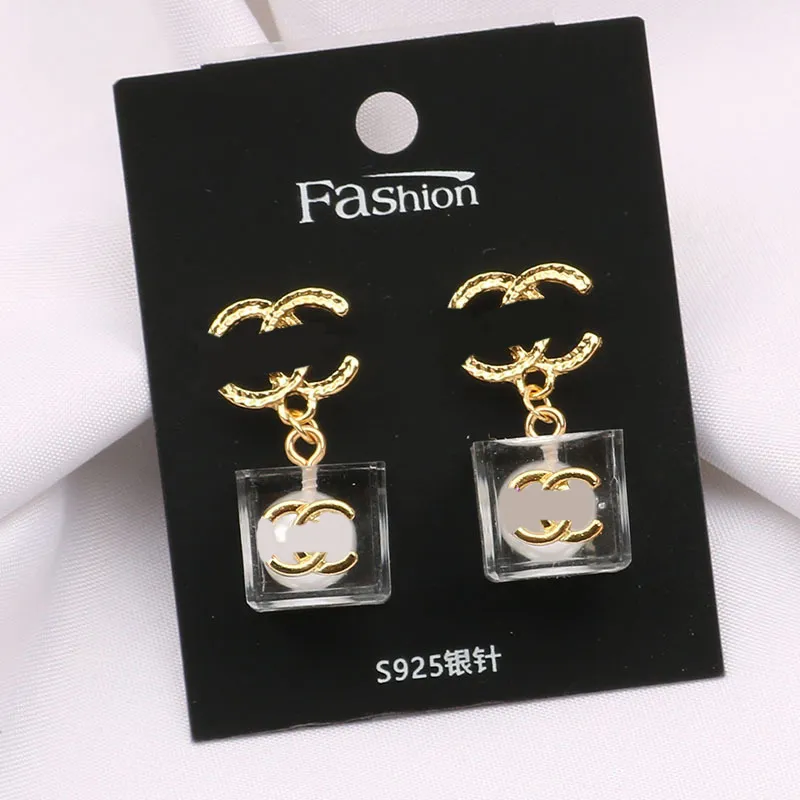 20Style 18K Plaqué Or Designer Marque Boucle D'oreille Designer Double Lettre Lucency Bouteille De Parfum Pendentif Boucles D'oreilles Stud Femmes Fête De Mariage De Haute Qualité Jewerlry