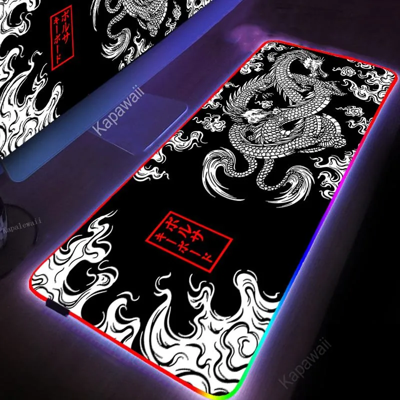 Kuddar utrymme rgb mus pad svart gamer tillbehör Stora LED -lätta mousepads xxl gaming pc dator mattan med bakgrundsbelyst drake skrivbord matta