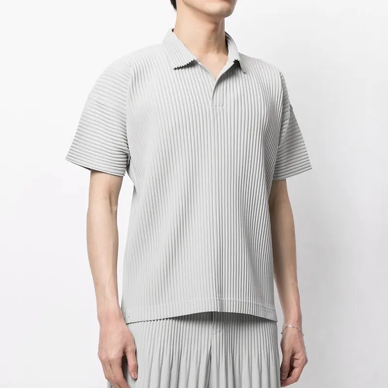 Polos pour hommes simples décontractés miyake homme plisse tissu plissé revers haut de revers courte à manches courte 230526