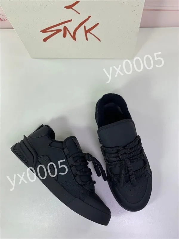 2023 New Luxurys Designer Flat Sneaker Trainer أحذية غير رسمية من الجلد الأبيض تراكب أزياء منصة الرجال للنساء أحذية رياضية منخفضة