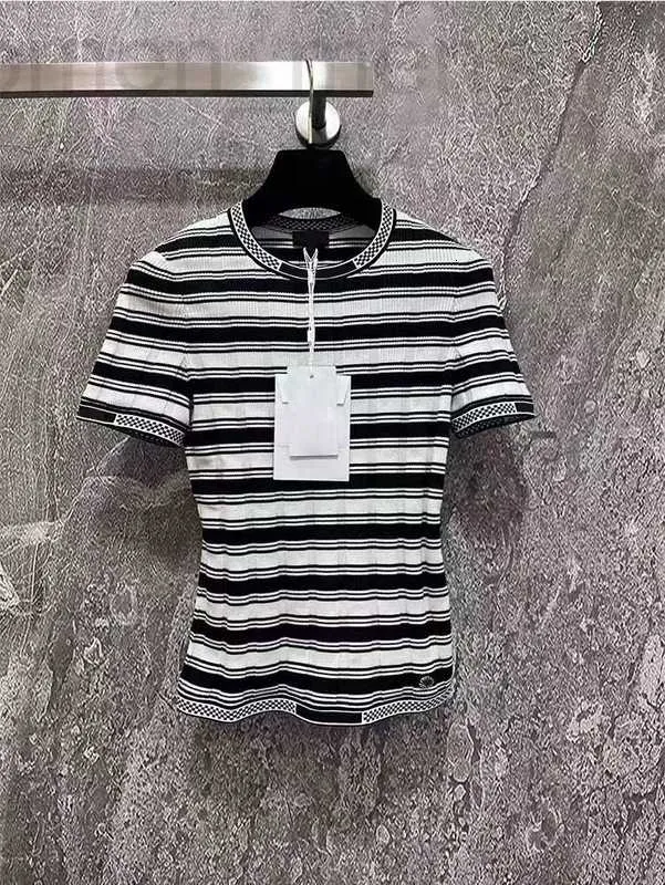 Designer de camiseta feminina n 2023 Verão nova t-shirt Stripe Sexy Tops Sexy Casual Casual Casual Fashion CC Letters Knitwear Poshirt Day das mães Presente de aniversário IG2K