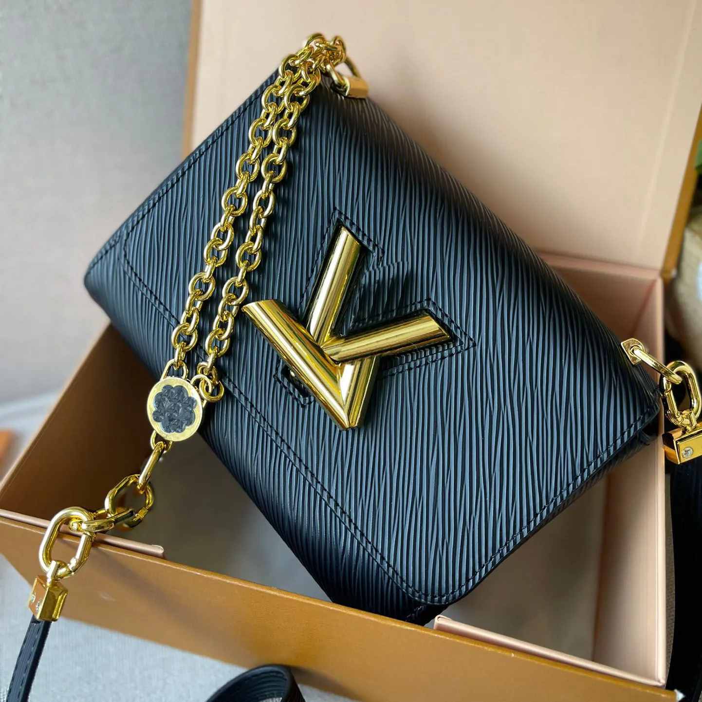 Роскошная дизайнерская сумка через плечо, модная твист-сумка, простая кожаная маленькая квадратная брендовая сумка через плечо, кошелек, популярная металлическая цепочка, V-образная пряжка, сумка-мессенджер