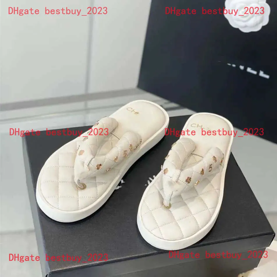 2024 Designer Sandaler Nya kvinnor tofflor Pintoed Flip-Flops Fårskinn Fashion Outwear Sandals Slope Heel Thick Soled Beach Shoes