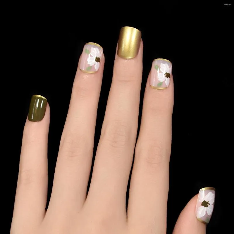 Unghie finte Mix Color Gold Stampa su punte per manicure Design corto Fiori finti rotondi con linguette di colla 24