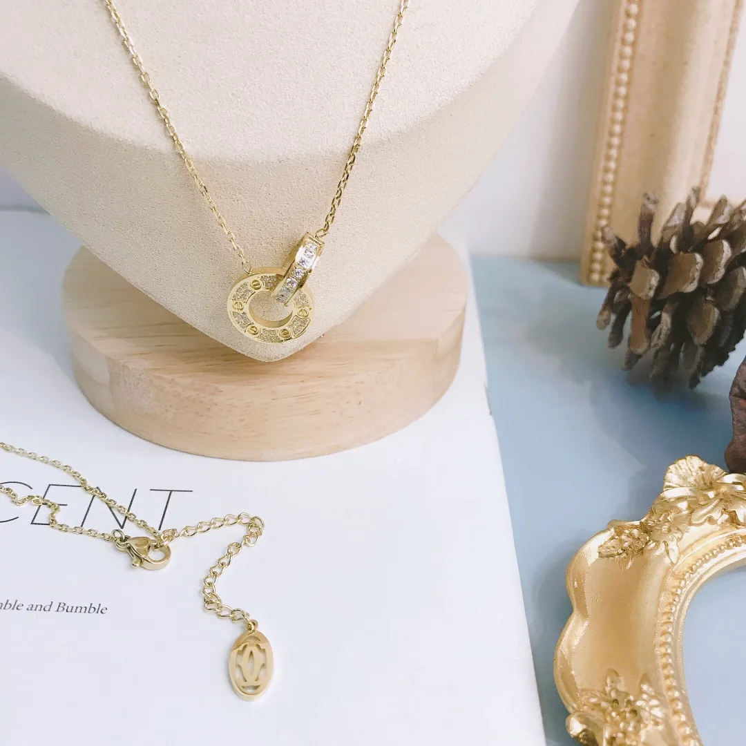 Naszyjniki wiszące ze stali nierdzewnej nierdzewne Słynne kobiety marka projektantka litera 18k złota platowana naszyjnik klawałowy Inkrustowany kryształowy prezent biżuterii