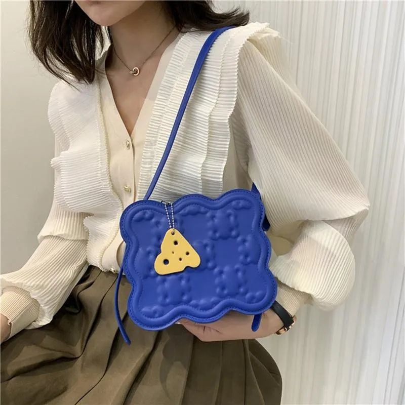 Bolsos de noche, bolso de hombro con forma de galleta bonita a la moda para mujer, bandolera de cuero de Color caramelo cuadrado 2023 con colgante de queso, bolsos de mano para mujer