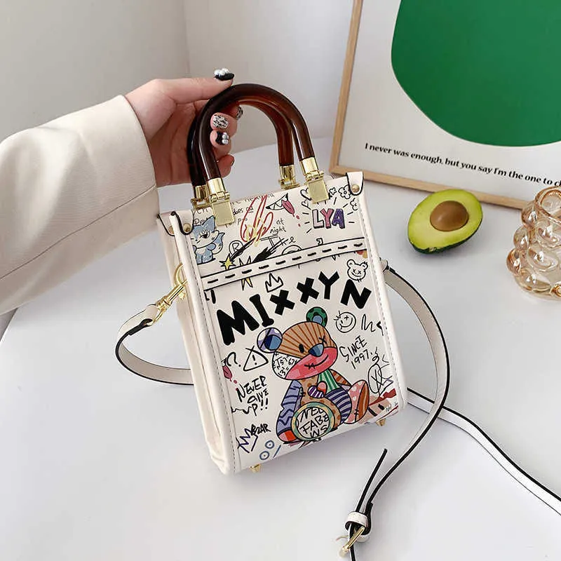 2023 ny stil söta axelväskor designer handväska graffiti liten björn mobiltelefon en crossbody tote små fyrkantiga plånböcker 230625bj