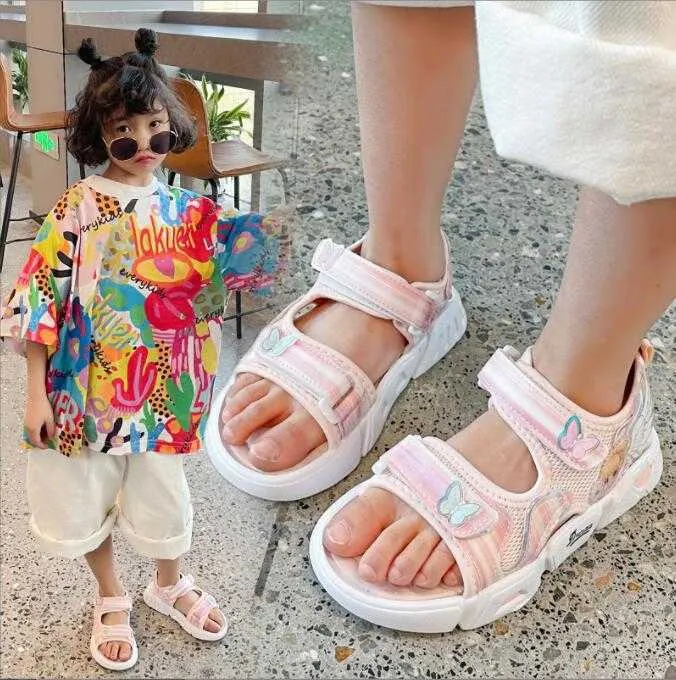 Sandaler barn Nya platta sandaler Rhinestone Girls Princess Summer Leather Shoes Children Open Toe Pearl Beach Sandaler Size