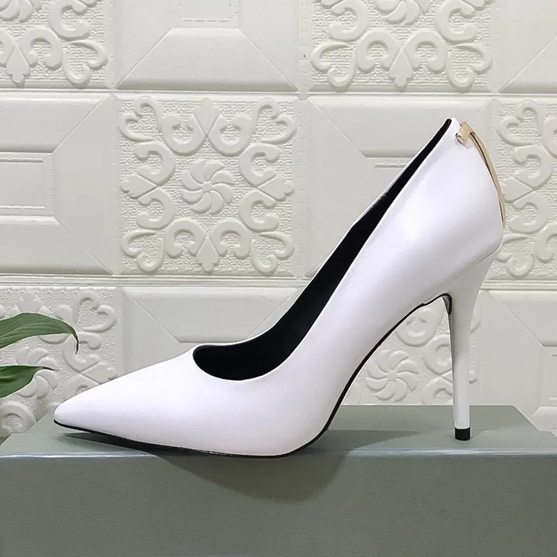 2023 Luxe Designer Femmes Chaussures Minces Talons Hauts En Cuir Blanc Pointu Bouche Peu Profonde En Métal Chaussures Simples De Mariage De Mode Partie Talons Hauts 10.5cm Tailles 35-43 + boîte