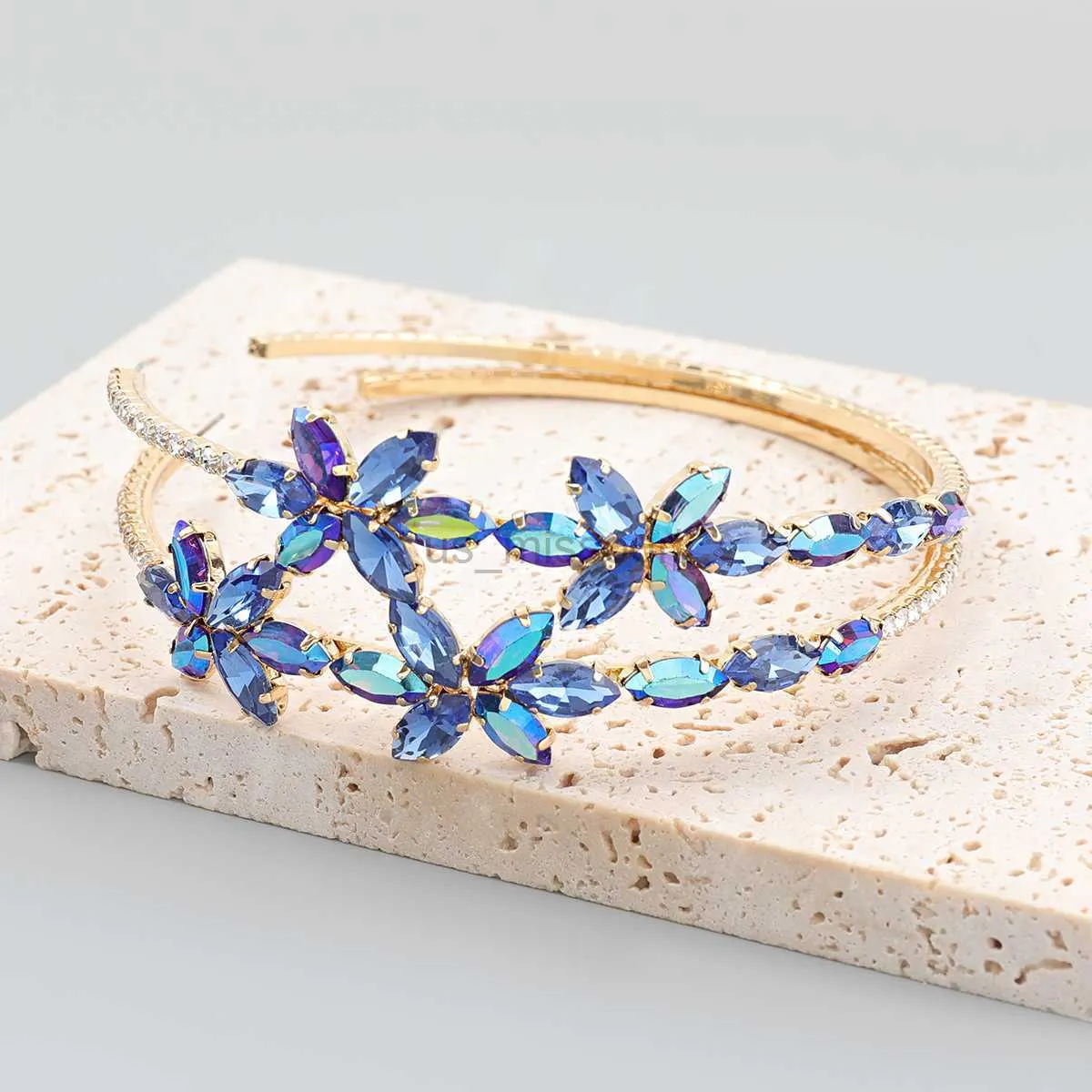 Oorknopjes bloem van metaal met strass voor dames_voghion.com