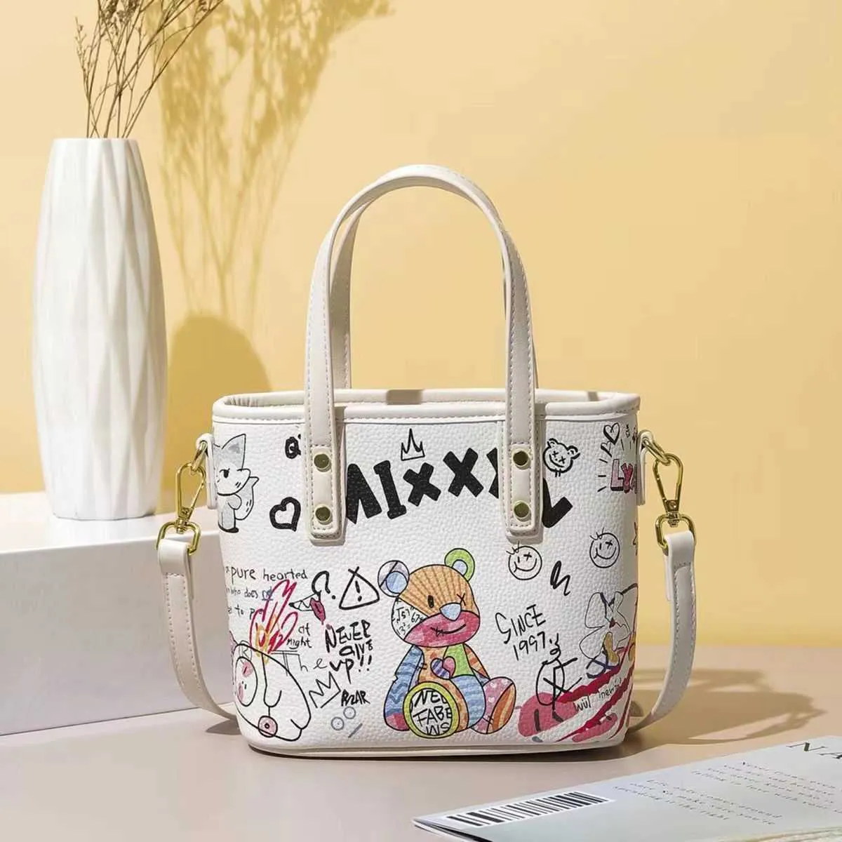 Nouveau sac de dessin animé Femmes épaule graffiti Bottes Backs Cylindre simple Cylindre Panier de légumes Sac à main