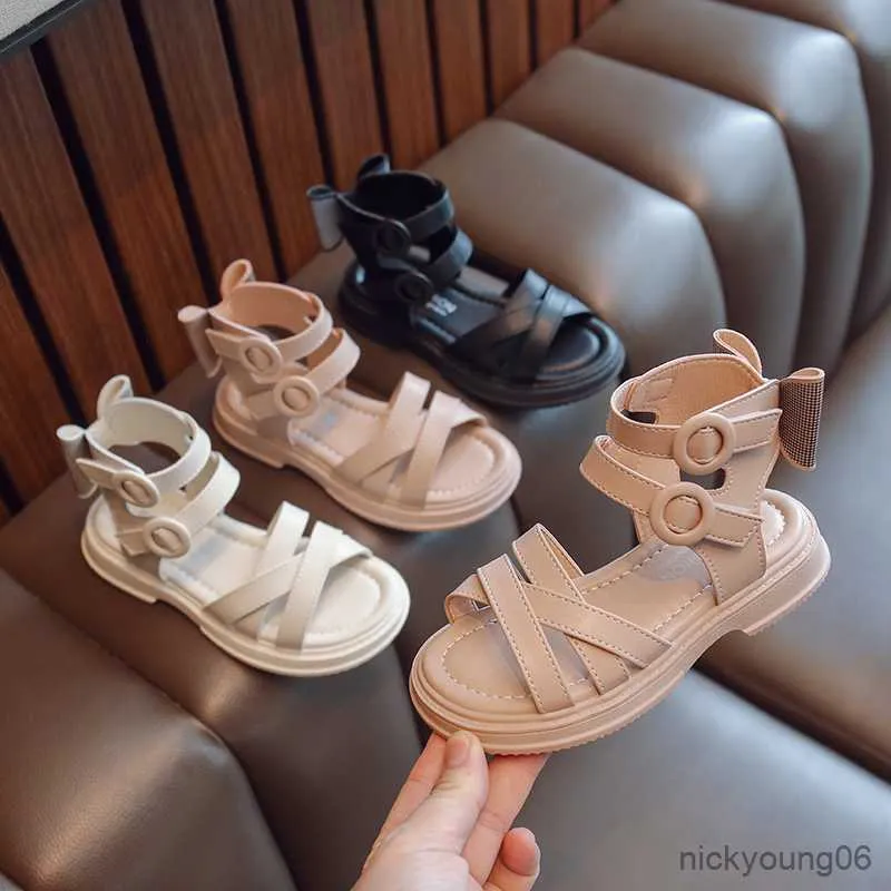 Sandaler flickor solid färg enkel kors öppen tå barn sandaler med bow hook loop 2023 sommar nya non slip barn casual skor R230529