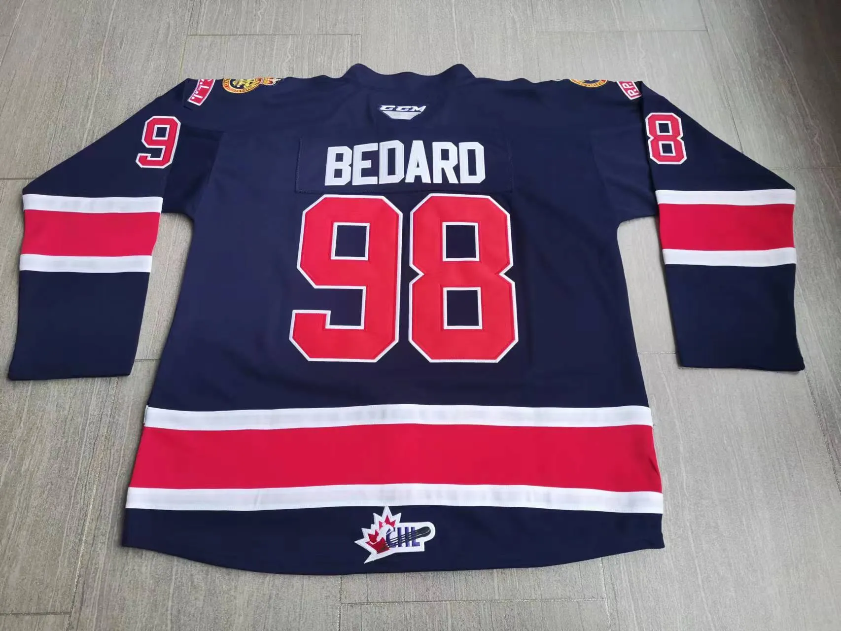 O hóquei da faculdade usa fotos físicas Regina Pats 98 Connor Bedard para estrear novo Terceiro Jersey Homem Juventude Mulheres Vintage High School Size S-5xl ou qualquer nome e Number Jersey