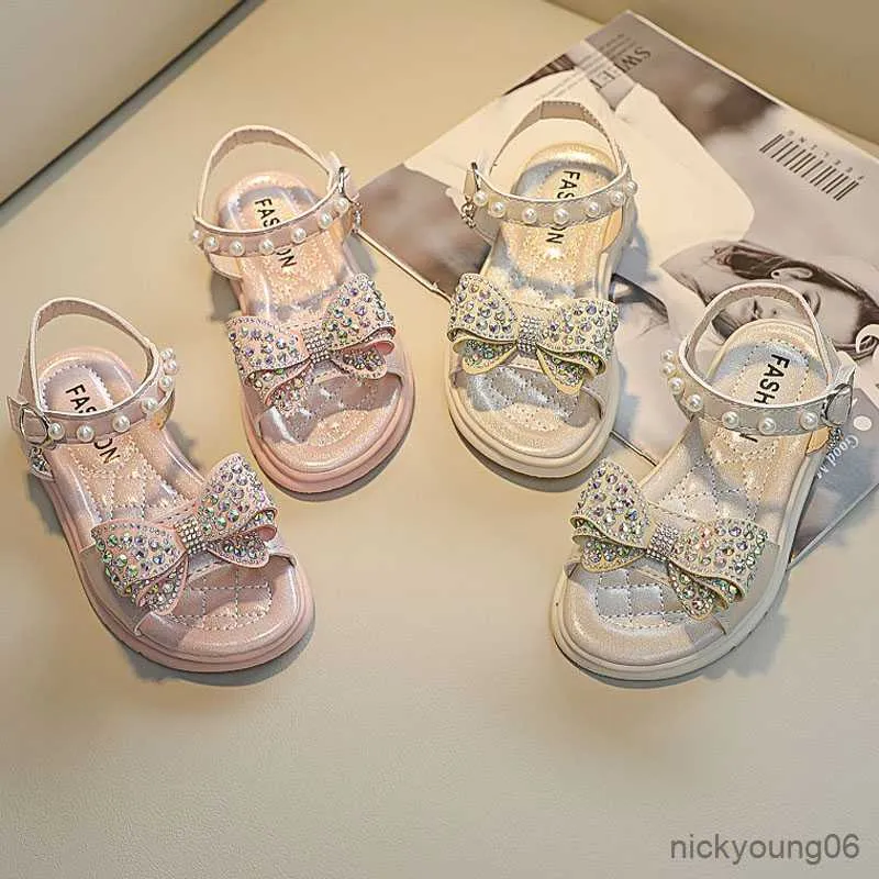 Sandálias crianças novas sandálias planas arco shinestone meninas princesas sapatos de verão crianças abertas pérolas sandals de praia 26-36 r230529
