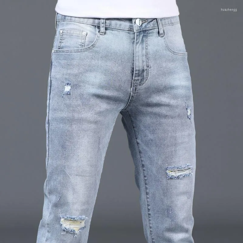 Jeans da uomo Estate alla moda Designer in stile coreano Foro strappato elasticizzato Denim blu Elegante fidanzato sottile da uomo