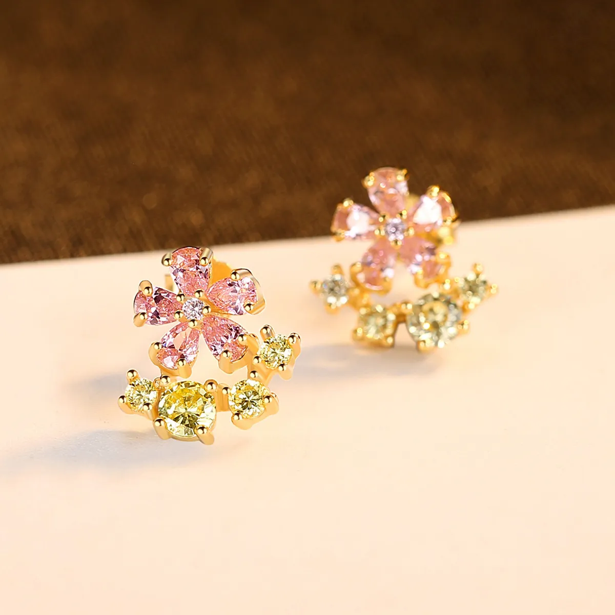 Pendientes de tuerca con forma de flor de circón de colores vintage europeos para mujer, marca de lujo de moda, pendientes de plata s925, pendientes chapados en oro de 18k para mujer, regalo de joyería de alta gama