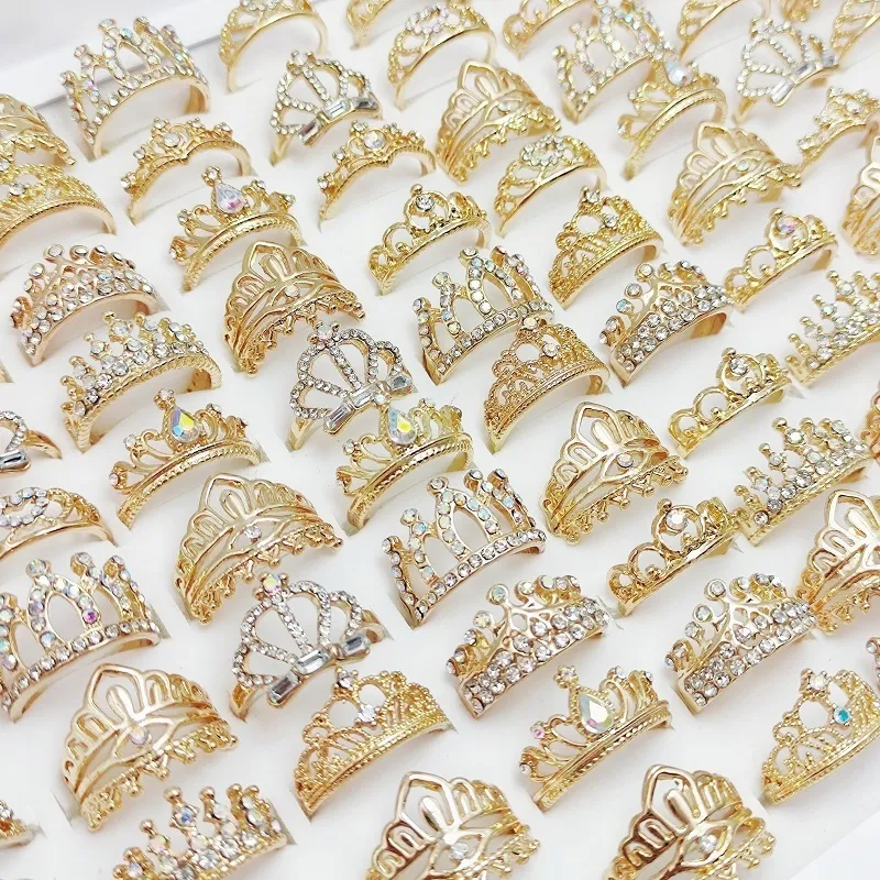 Solitaire yüzüğü 20/30/50pcs/lot moda taç halkaları kadınlar için toptan karışık altın gümüş renk cazibesi kristal takı partisi hediye 230529