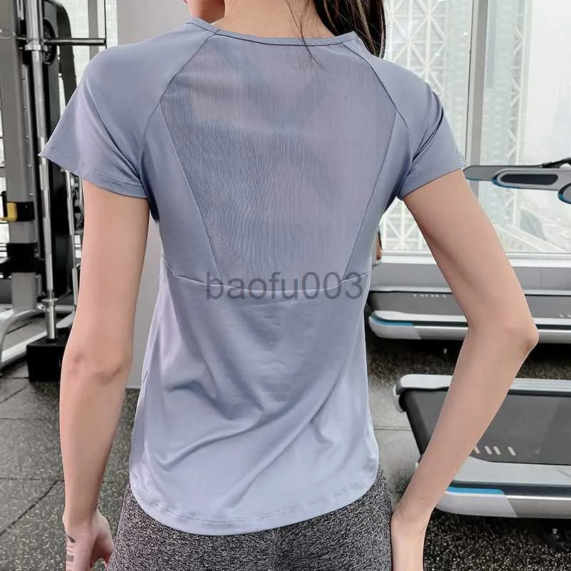 女性用Tシャツ2022夏の新しい通気性メッシュゆるいエクササイズランニングトップジムトレーニングトップスポーツTシャツ女性フィットネスシャツJ2305