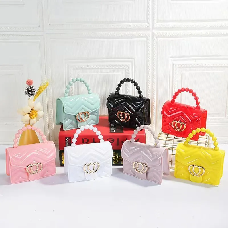 Handväskor Kids Mini Candy Color Pearl Chain Handle Messenger Bag Women Pu Leather Elegant Love Heart Small Shoulder Crossbody Handbag Gift 230530