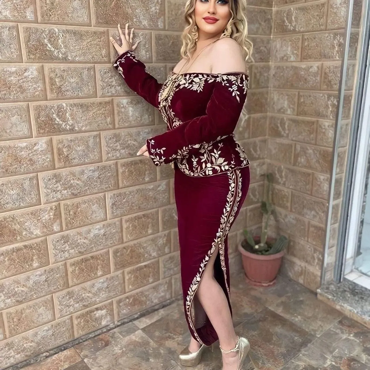 Robes de soirée en velours bordeaux Double fente manches longues épaules dénudées dentelle broderie cheville longueur robe de bal Karakou algérien