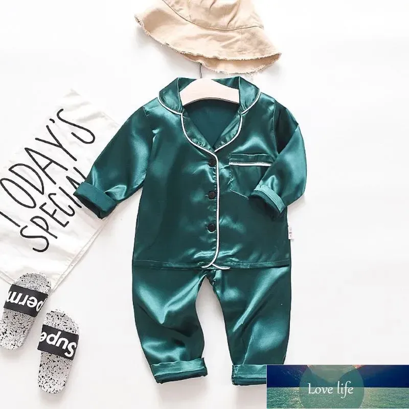ファッション幼児の男の子の長袖ソリッドトップ+パンツパジャマスリープウェアの衣装