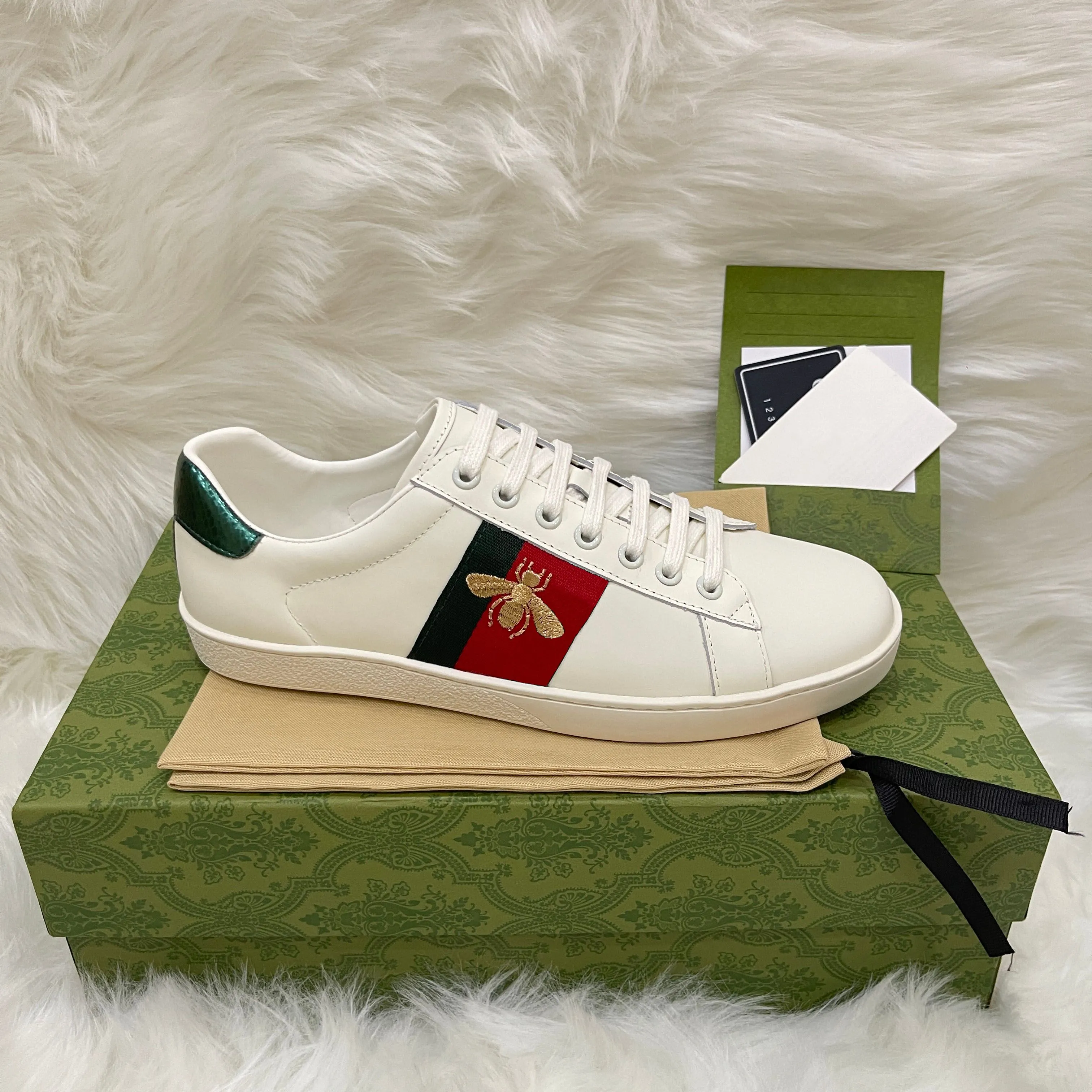 Herrkvinnor Casual Shoes Italy Luxury Gold White Green Red Stripe Italy Tiger Snake Sneaker Trainers Bee Brodered Walking Sports Ace Sneakers Handing Footwear