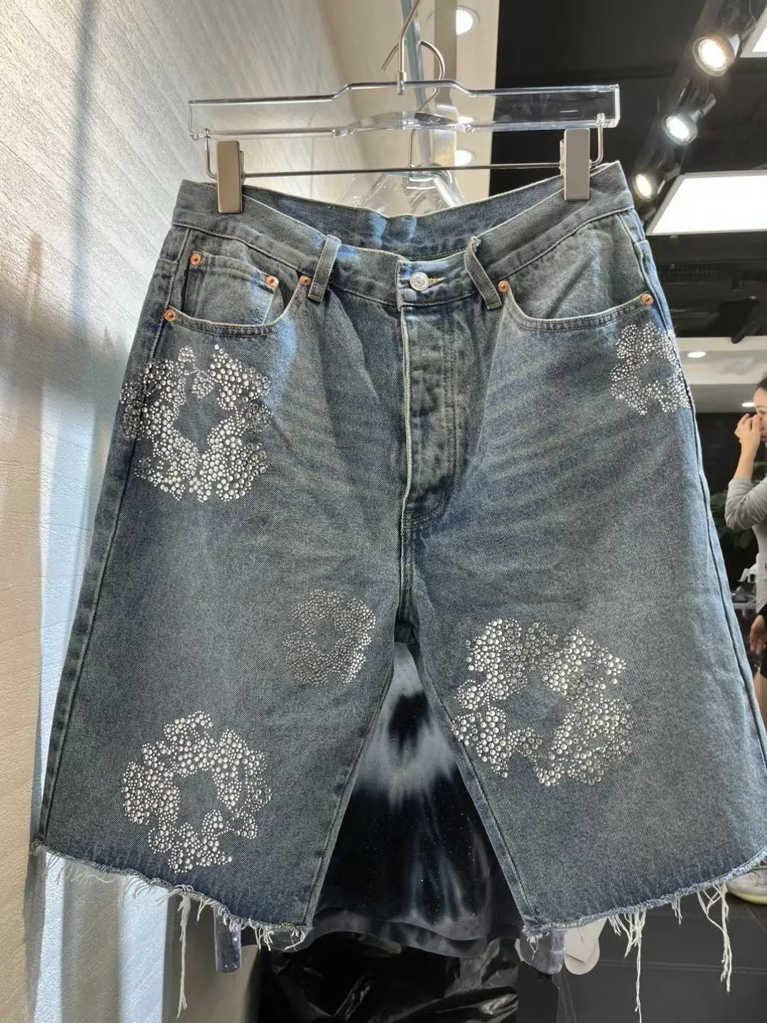 Men s Designer Jeans Shorts Fashionable Denim Short Pants with Flower Diamond Details