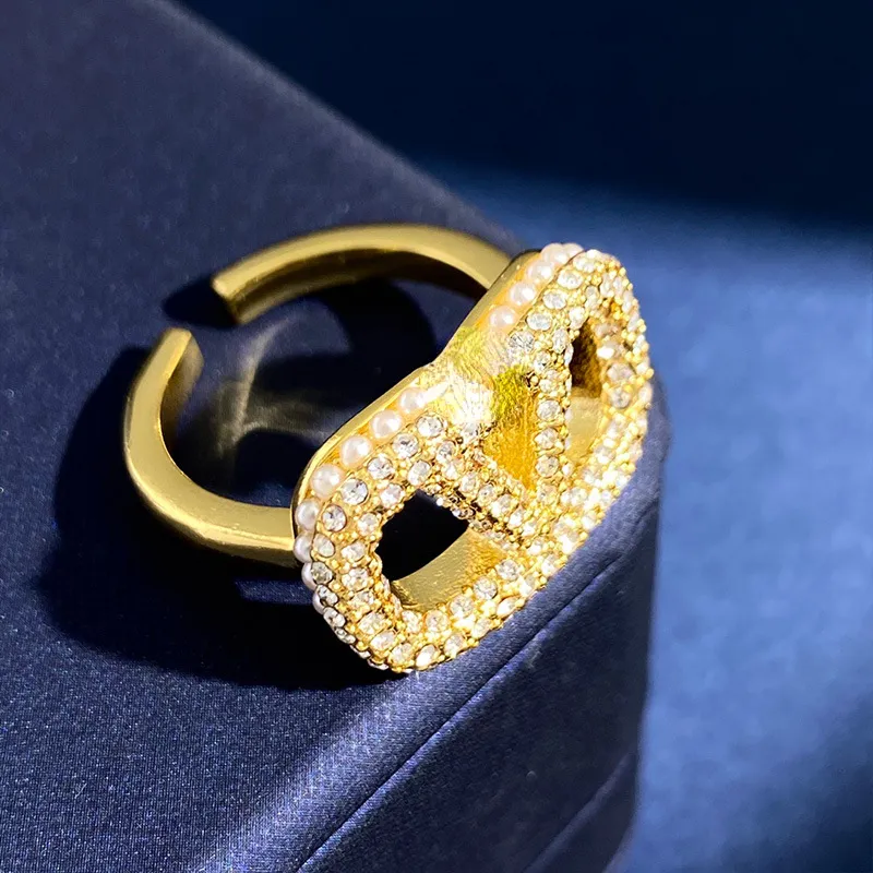 Commerce de gros perceuse complète V lettre Design petite perle anneau d'ouverture en métal pour les femmes