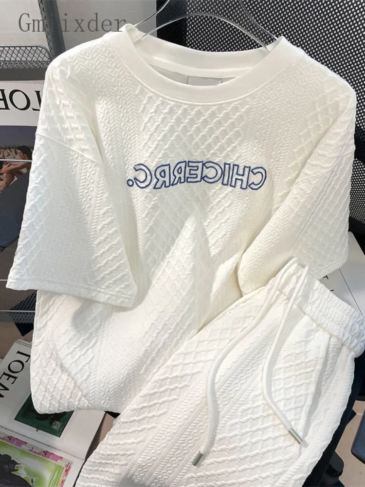 メンズトラックスーツgmiixder夏のカジュアルスーツツイストノットレター刺繍短袖Tシャツ男性スウェットショーツオーバーサイズKPOP 2ピースセット230531