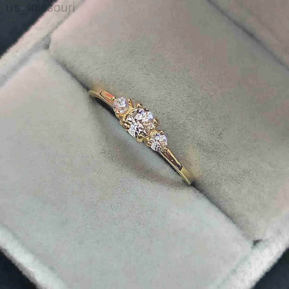 ZHOUYANG Schlanke, zierliche Verlobungsringe für Damen mit zartem Zirkonia in Hellgold – ein modisches Geschenk für den Verlobungsring._voghion.com
