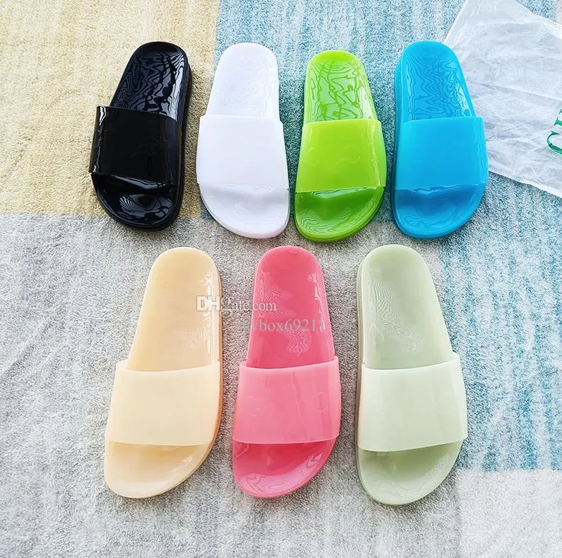 Summer Jellies PVC Mules tofflor Slides Sandaler Högkvalitativa gummiklackade platta klackar Öppna tå kvinnors lyxdesigners Casual modeskor fabriksskor