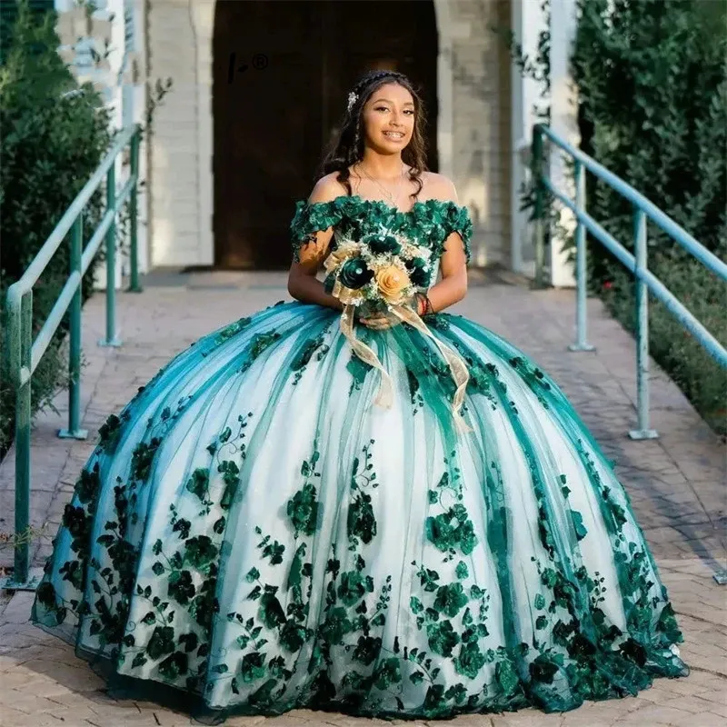 Emerald Green Lace Quinceanera 2023 Bollklänning Floral Applique Crystal Pearls Sweet 16 Dresses Lace-Up Birthday Party 322