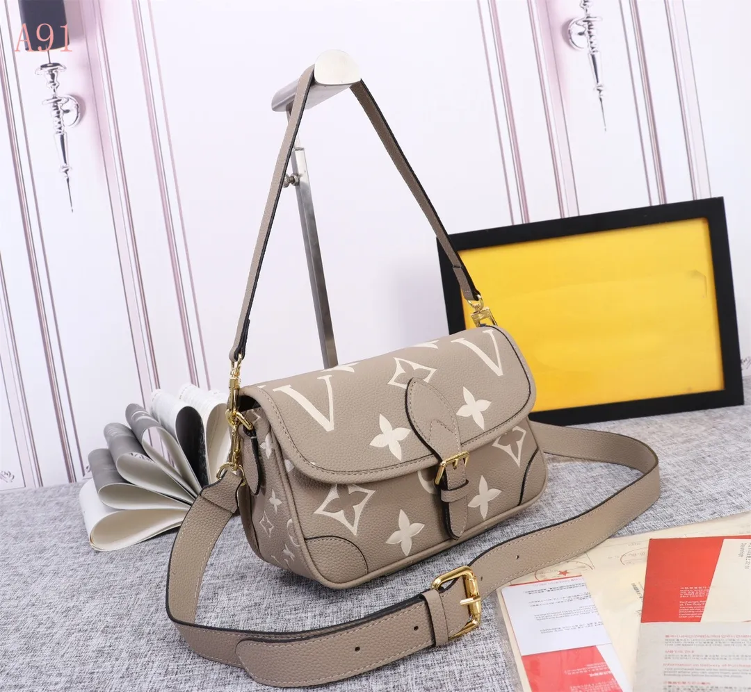Neue Taschen Mode Frauen Postman Bag Satchel Schulterkreuz Luxus echtes Leder Hobo -Kette Handtasche Presbyopic Drawess Eimer Diane M45985