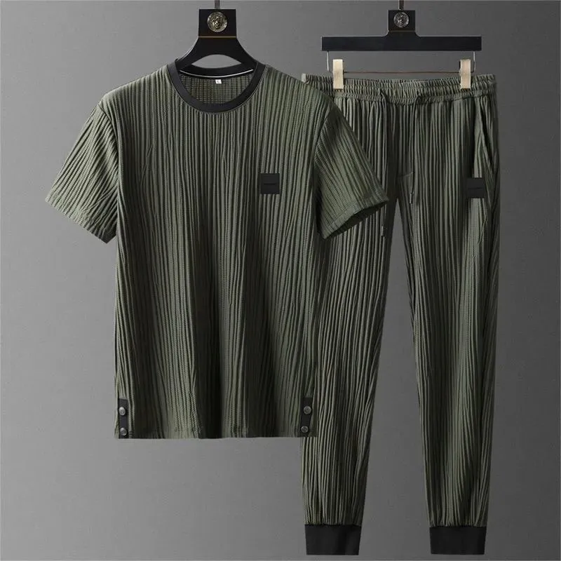 Tracki męskie Summer Ice Silk Casual Sports garnitur plisowane cienkie spodnie koszulki Dwuczęściowe zestaw wysokiej jakości oddychający dres 230531