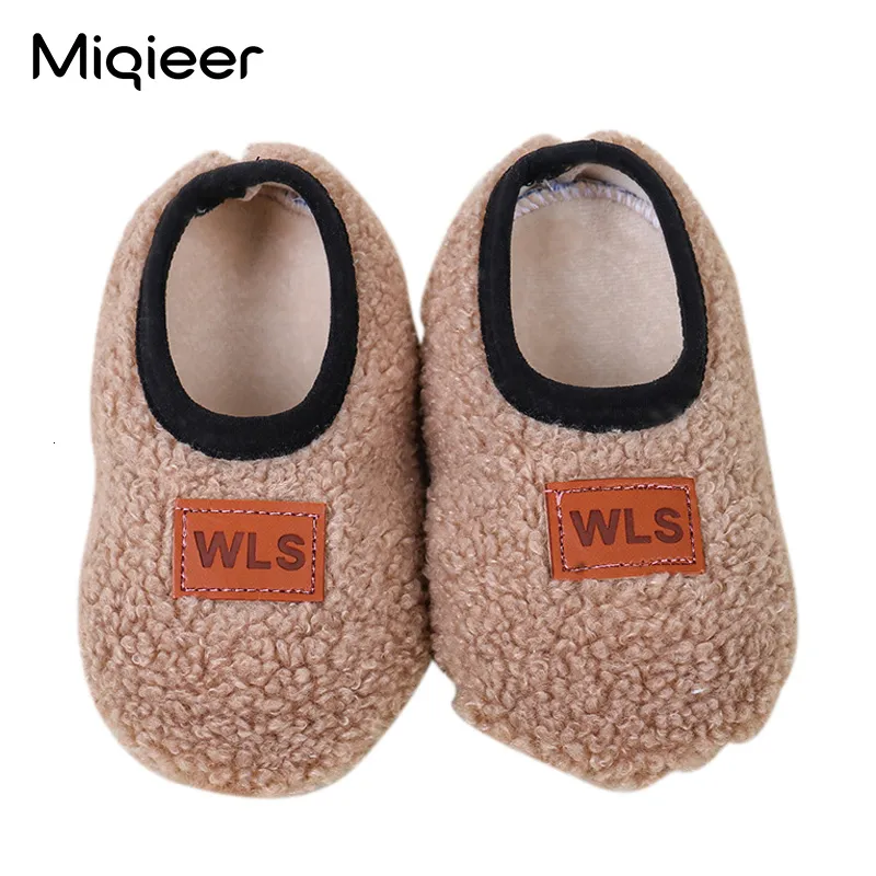 Slipper Winter Children Buty podłogowe dla małych kapciowa niemowlęce maluch pluszowe ciepłe chłopcy dziewczyna miękka antypoślizgowa pielęgniarka halowa szkolna szkolna buty 230530