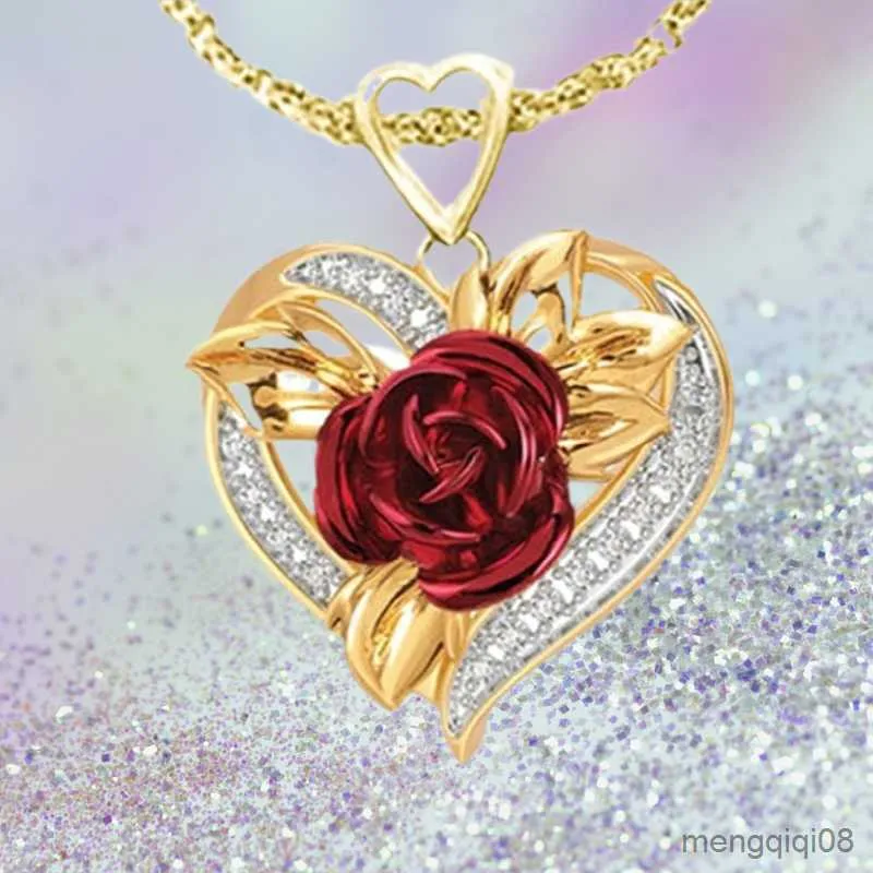 Anhänger-Halsketten. Modeeinkommen. Herzförmige Rosenhalskette mit Anhänger in Ihrer Hand als Geschenk für Ihr geliebtes Mädchen.