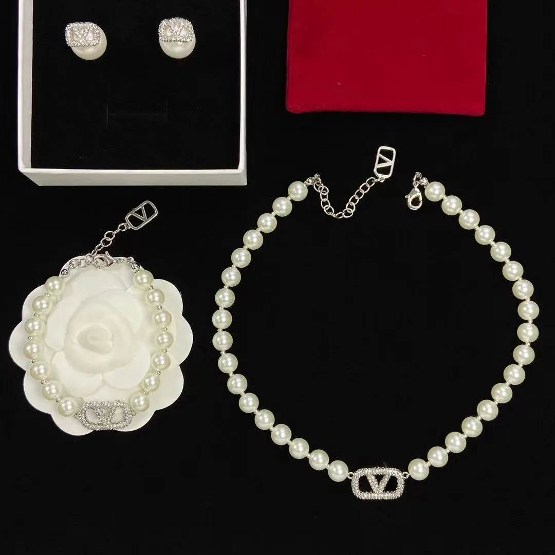 Fashion necklace Sier Color Top Qualité En Laiton Femmes Designer Collier Pendentif Mode Blanc Perle Bracelets Plein Diamant Extravagant Ensembles