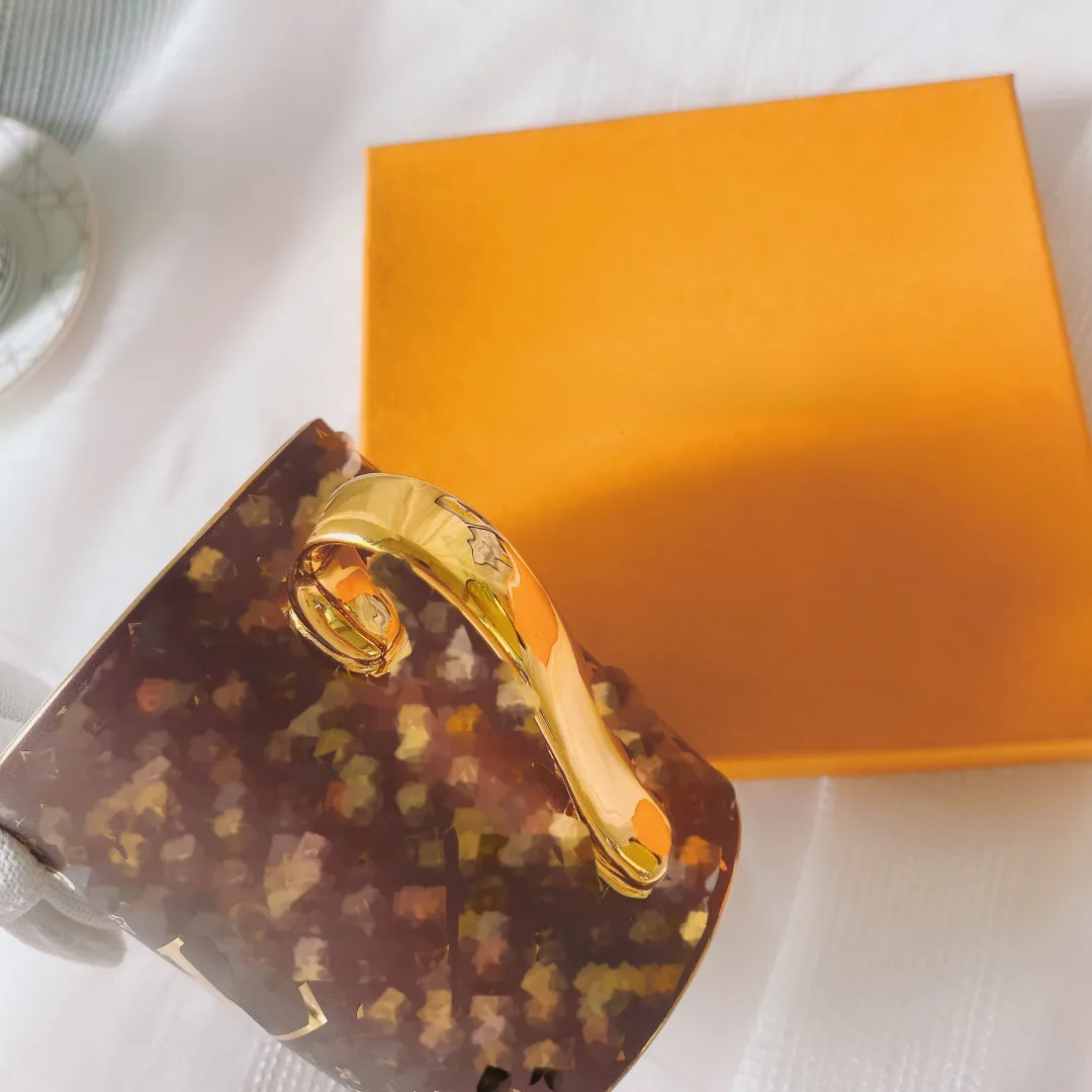 Tazza di design classica marrone L con lettere e fiori stampati V Tazza di marca con scatola regalo Festival