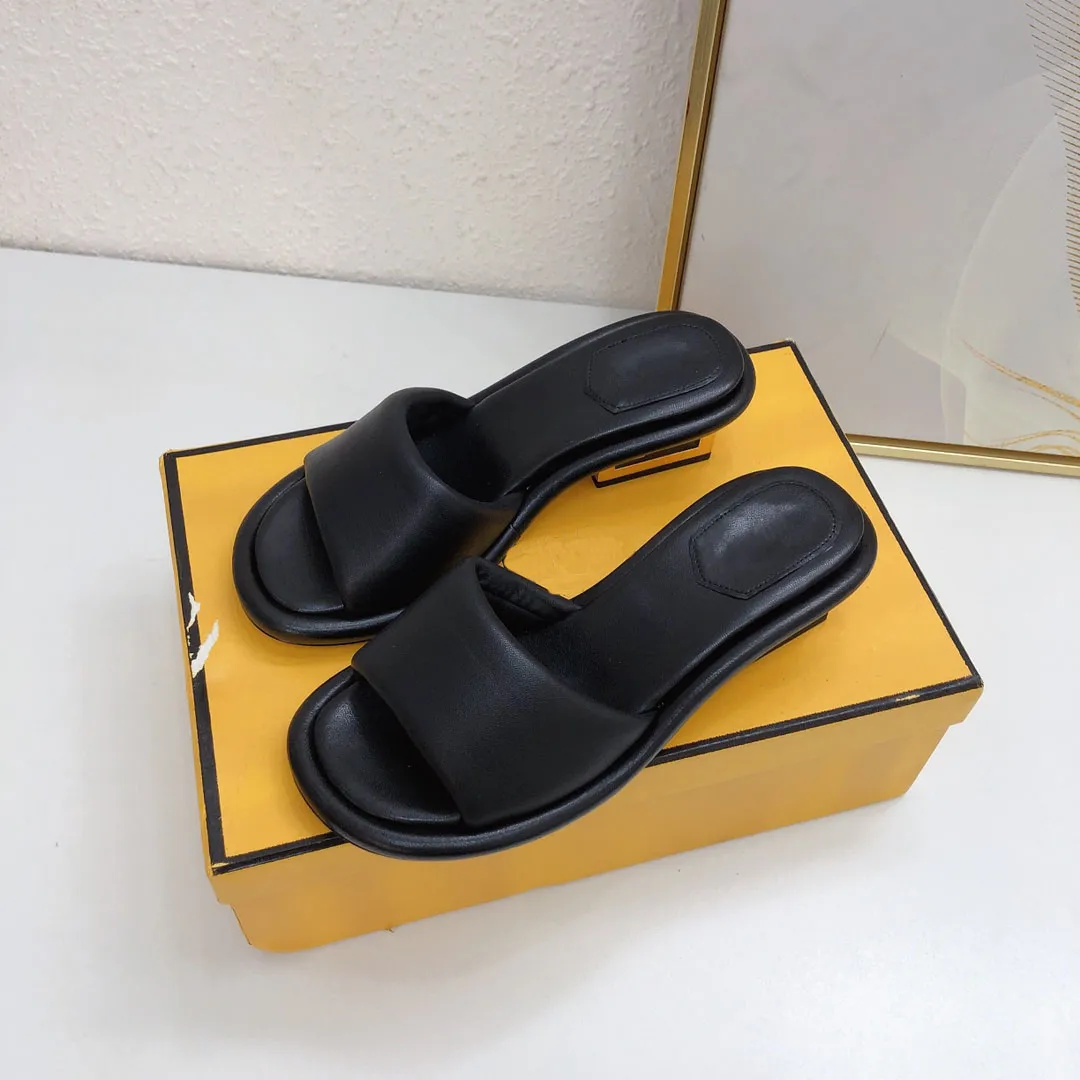 Kvinnors klack sandal baguette svart nappa läder glider skulpturell häl med f-f baguette motiv guldfinish metall mid heeled sommar lyxdesigner