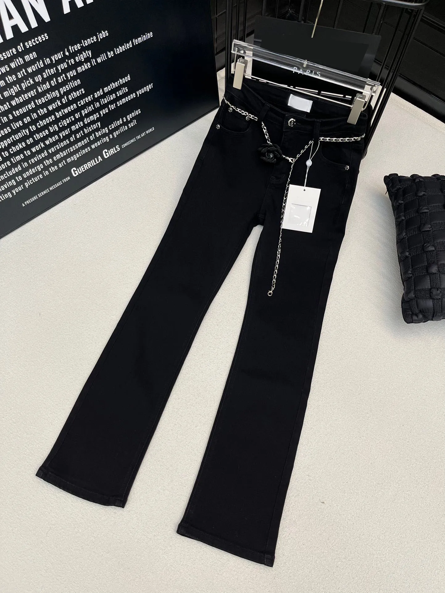 Pantaloni skinny in denim nero a gamba larga skinny di nuova moda streetwear con cintura a fiori Jeans cool a vita alta da donna