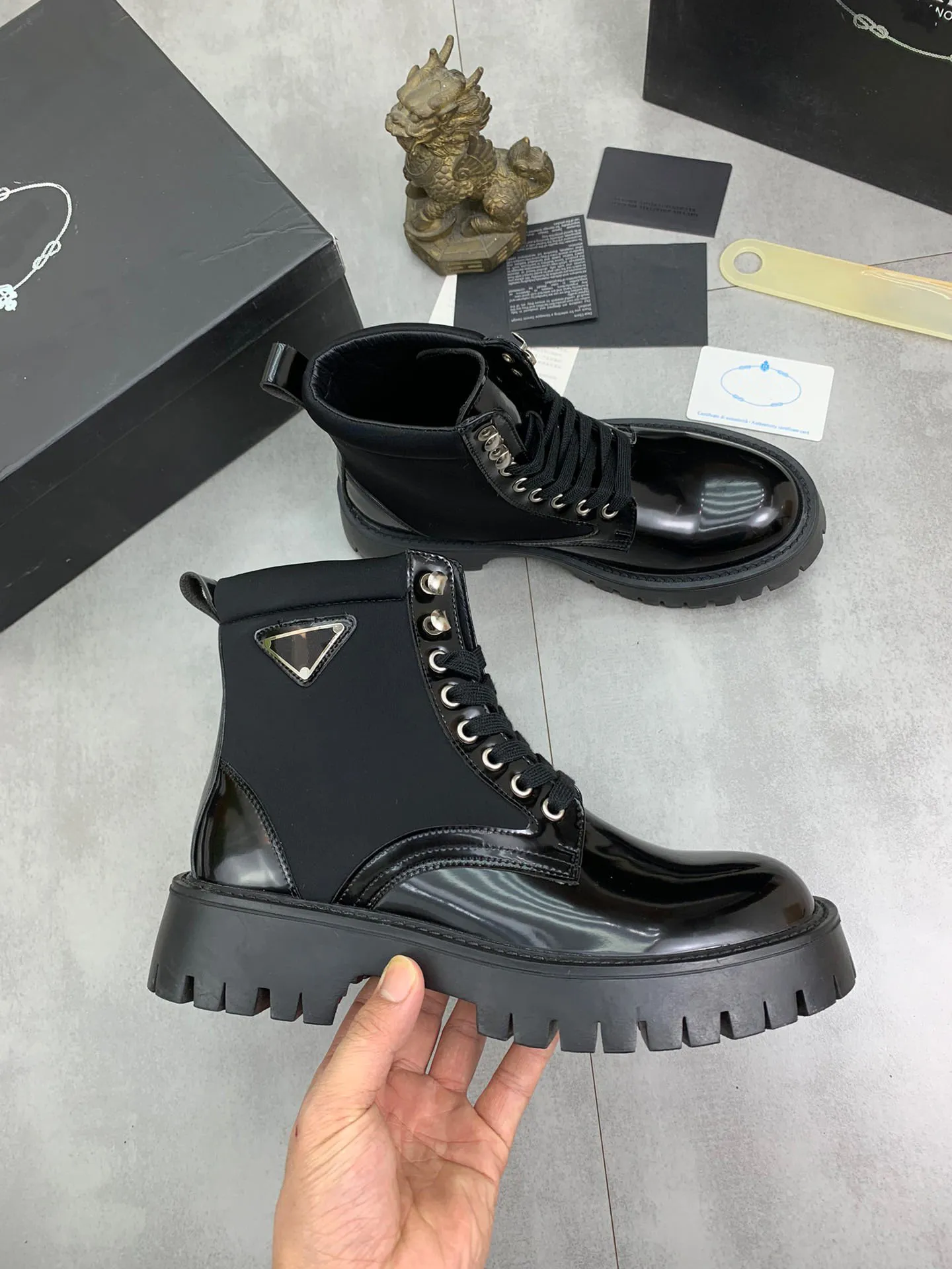 【関税込み】Bode ブラック Roy トラウザーズ DHgate.com:High-end Mens Ankle Boots - Brushed Triangle Logo