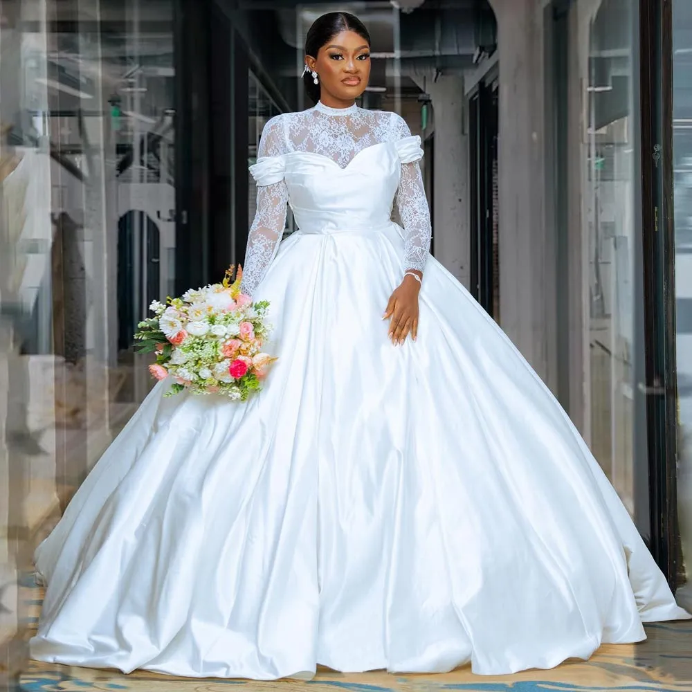 Beauty bride in bridal gown indoors. Beautiful model girl in a white wedding  dress. Female portrait of cute lady. Woman with hai Stock Photo - Alamy