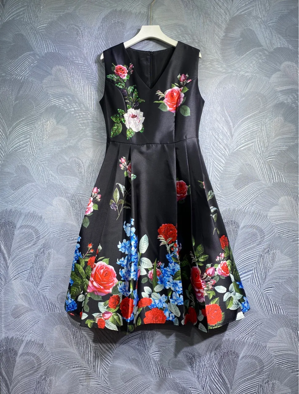 2024 Spring Floral Print Sukienka Black Slevele Bez rękawów w dekolcie dotkniętą kolanami sukienki T3N291507