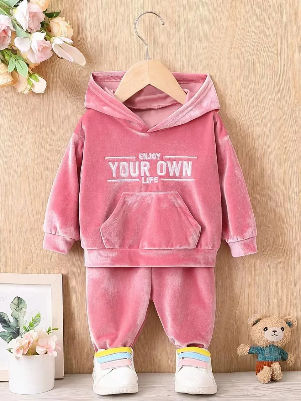 Clothing Sets 2piece FallWinter Baby Girl Fashion Casual Cute Rose Red Hooded Letter Pattern Pocket Canary Warm Sports Long Pants Suit 231201