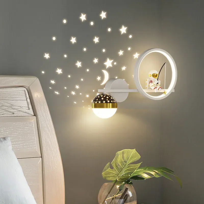 Decorazioni per la casa Proiettore stellare Lampada da parete LED Corpo in metallo Spazio Stile Sconce per bambini Luce in resina Astronauta Camera da letto per bambini Lustri moderni