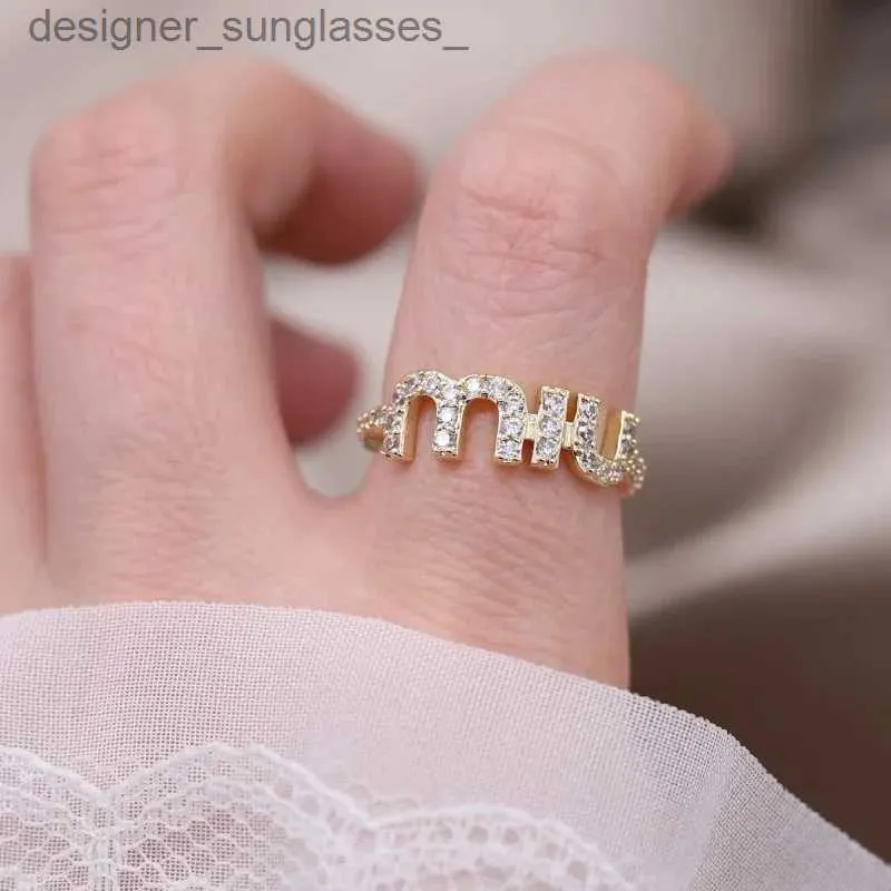 Anelli a fascia 2023 coreano nuova lettera M cristallo zircone anello regolabile per le donne color oro coppia anelli eleganti lavoro quotidiano delle donne accessoriL231201