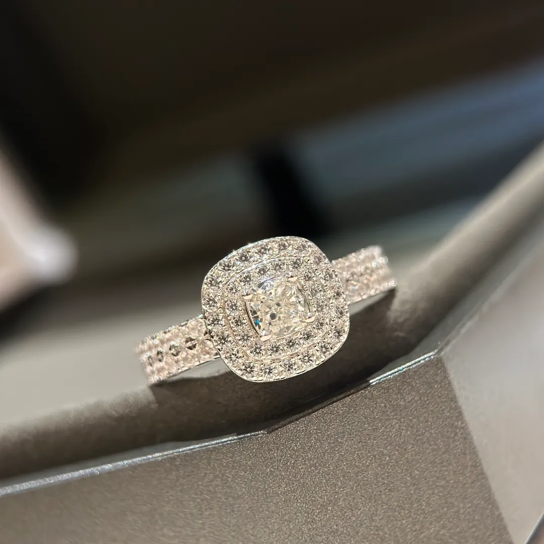 Anelli di fidanzamento firmati da donna con anello di diamanti di alta qualità per le donne Coppia di gioielli da sposa in nastro di lusso 925 Regalo di San Valentino di Natale