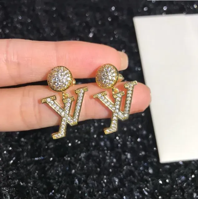 Shiny Glamour Diamonds Ear Studs For Women 18K Gold varumärke Dangle Earring Top Designer smycken örhängen Vackra brudbröllopsmycken har presentförpackning