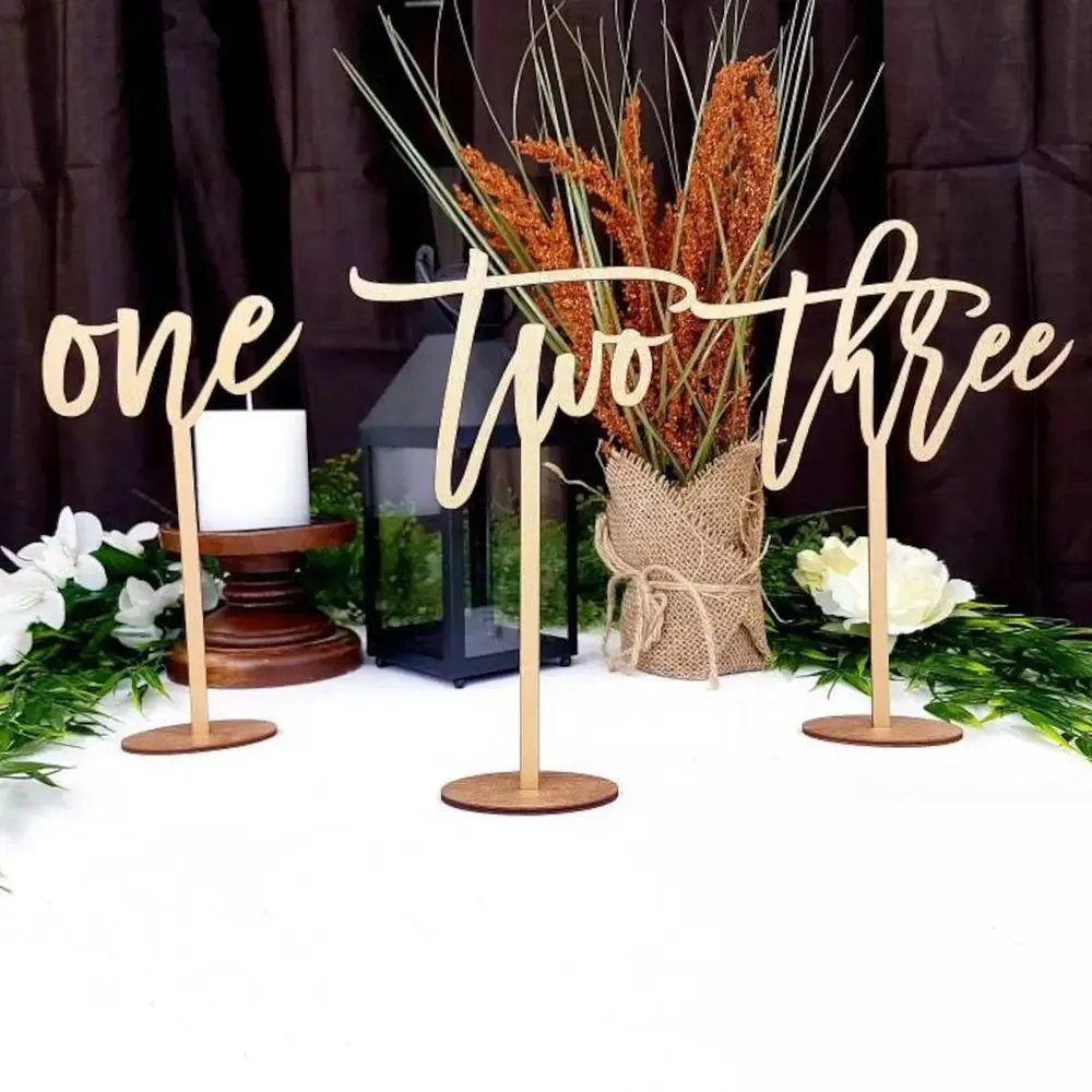 その他のイベントパーティーは、ベースレーザーカットバースデーパーティーの装飾ギフトで結婚式の木製テーブル番号を備えています素朴なカスタム結婚披露宴テーブルセンターピース231201