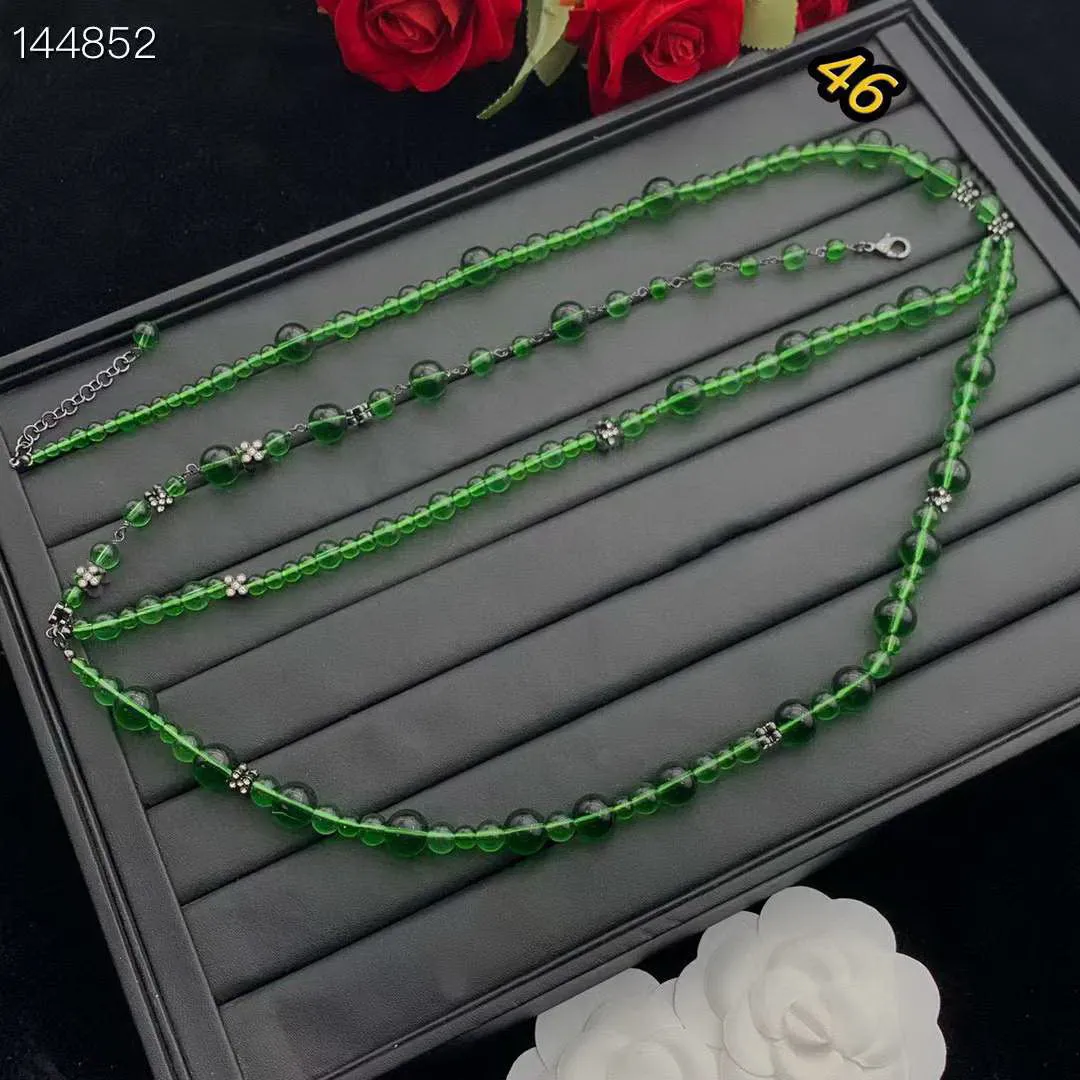 Diseñador de marca de lujo Colgantes Collares Cristal verde Perla Titanio Acero Carta Gargantilla Collar colgante Suéter Cadena Accesorios de joyería con caja